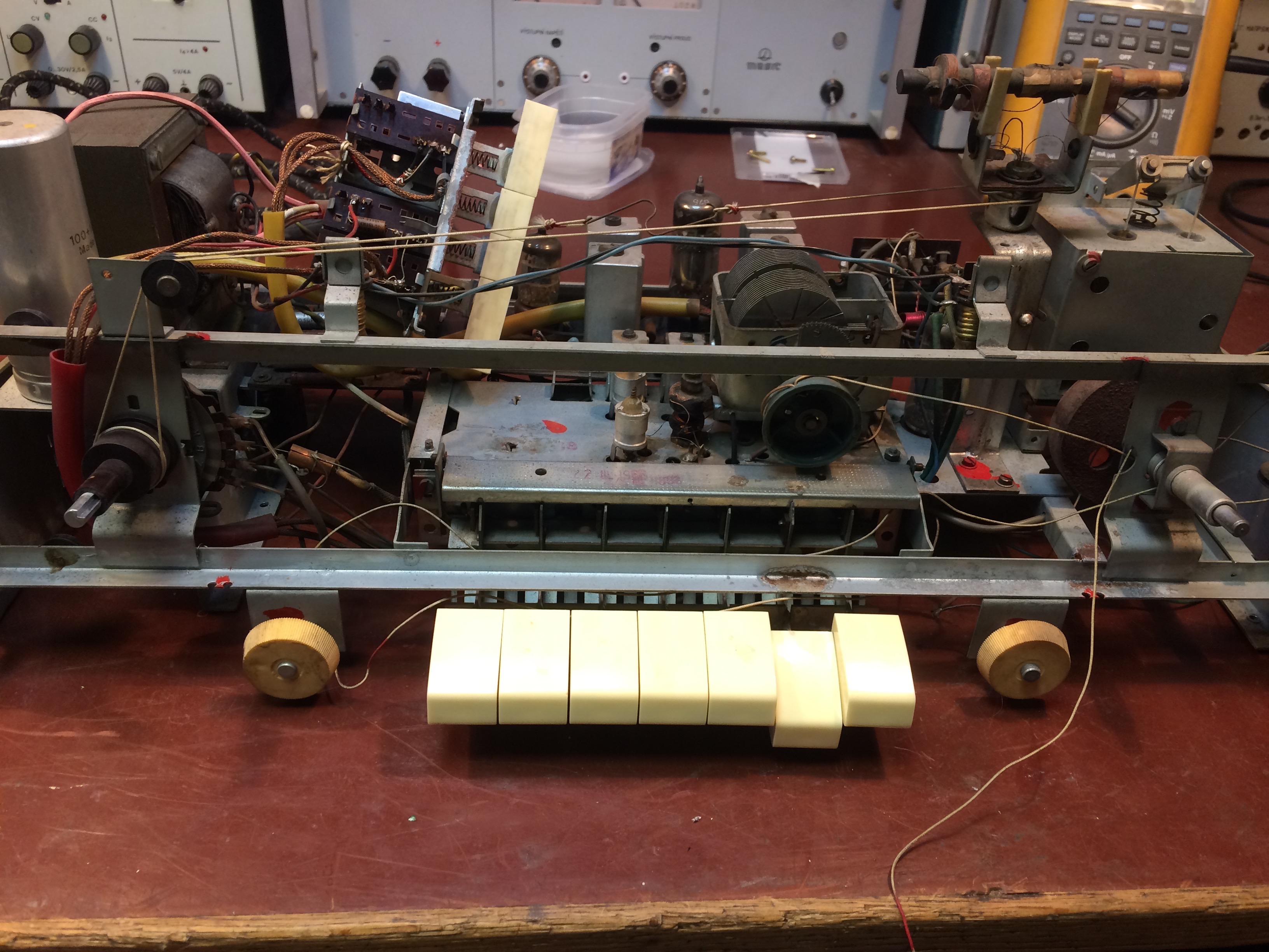 Elektronkové rádio po opravě v Retro Audio Servisu – pohled 12