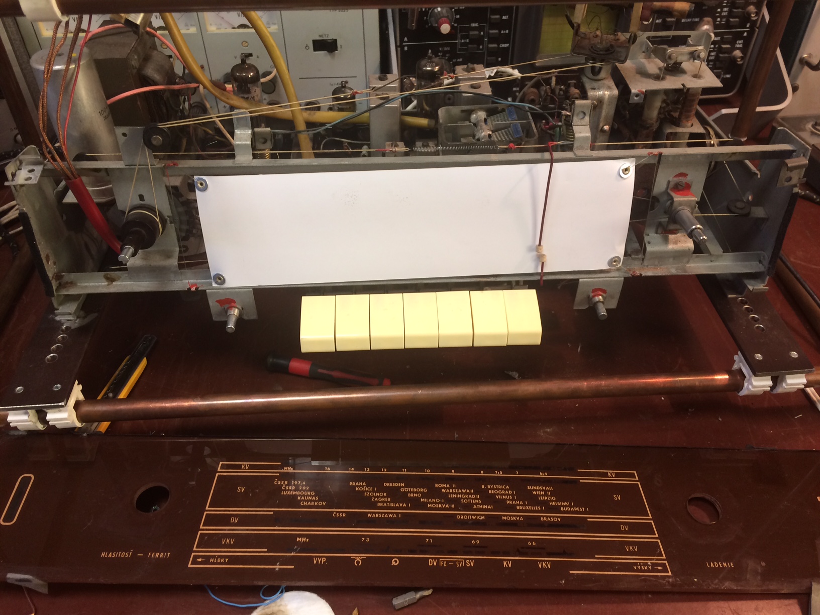 Elektronkové rádio po opravě v Retro Audio Servisu – pohled 6