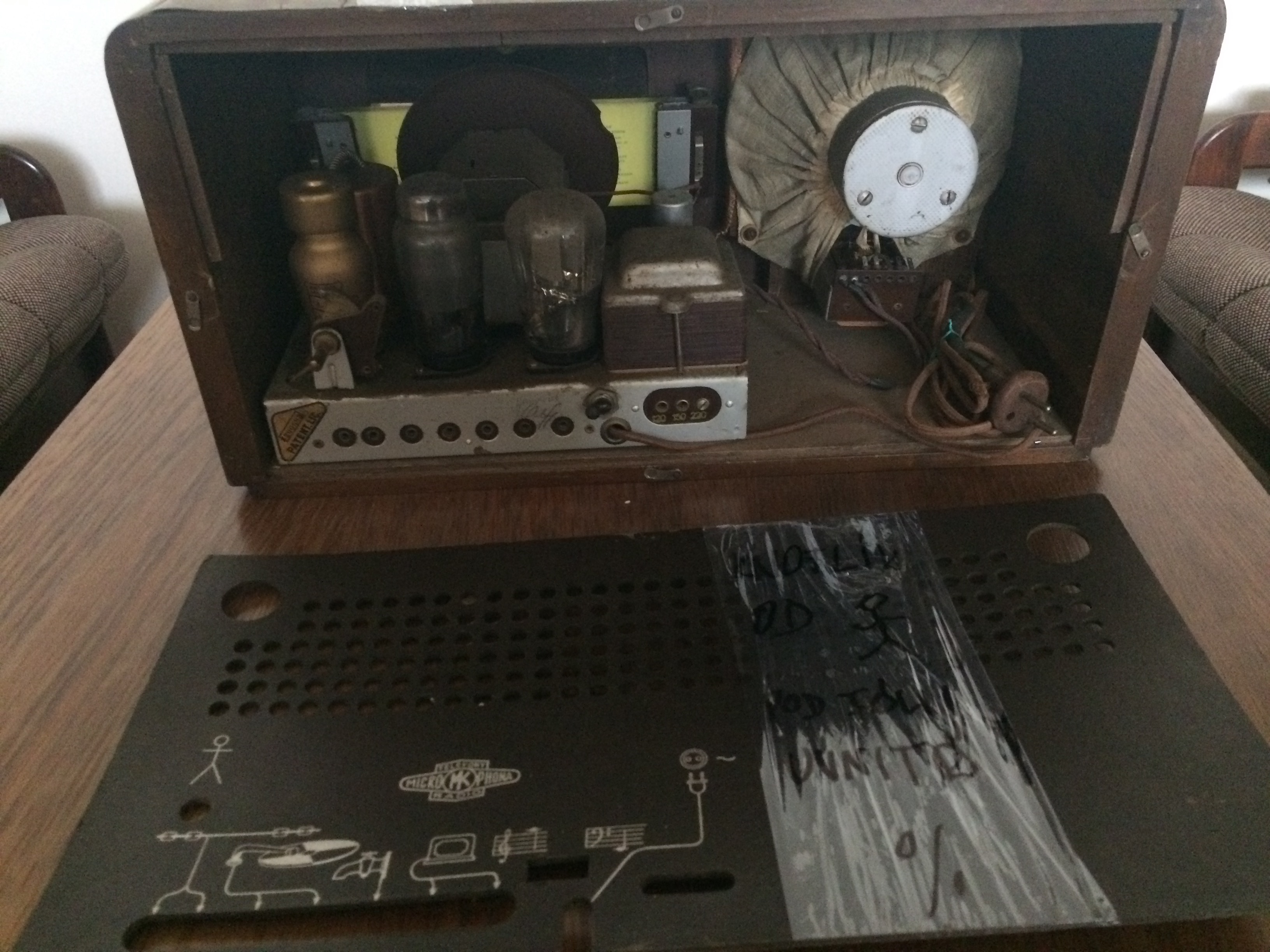 Elektronkové rádio po opravě v Retro Audio Servisu – pohled 8