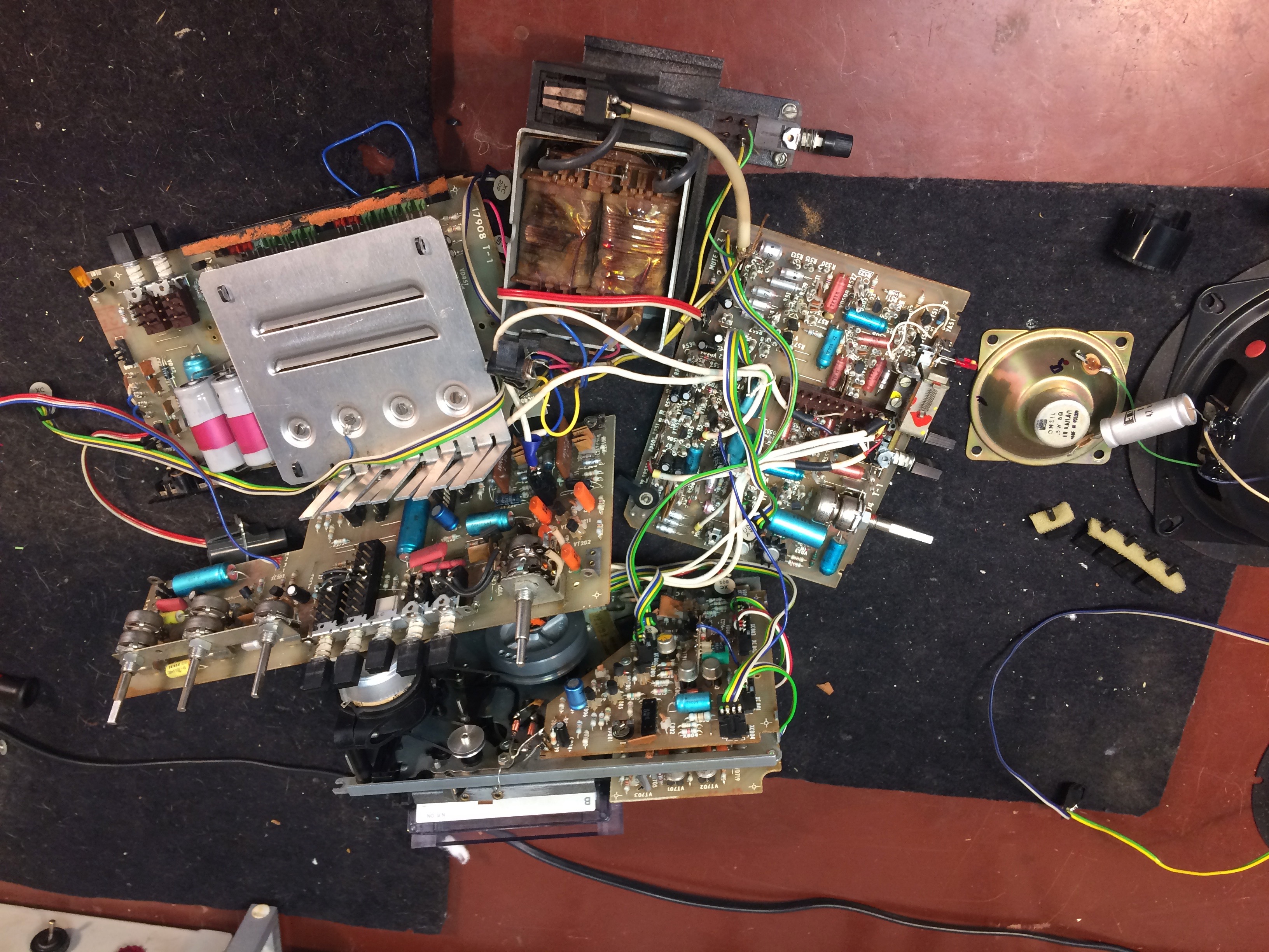 Radiomagnetofon v Retro Audio Servisu – pohled 4
